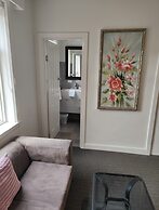 Centennial Inn on Bathurst