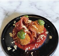 Centennial Inn on Bathurst