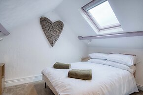 Pink Cottage - 4 Bedrooms & Hot Tub - Tenby