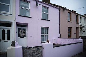 Pink Cottage - 4 Bedrooms & Hot Tub - Tenby