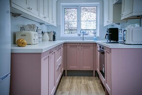 Pink Cottage - 4 Bedrooms & Hot Tub - Tenby