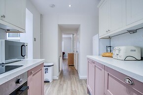 Pink Cottage - 4 Bedrooms & Hot Tub - Tenby