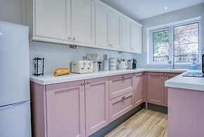 Pink Cottage - 4 Bedrooms & Hot Tub - Tenby