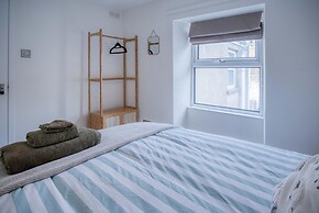 Pink Cottage - 4 Bedrooms & Hot Tub - Tenby