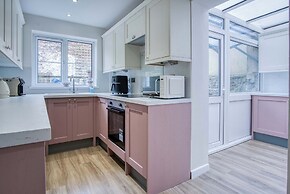 Pink Cottage - 4 Bedrooms & Hot Tub - Tenby