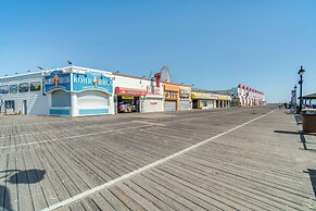 <1 Mi to Boardwalk & Beach Access: Ocean City Apt!