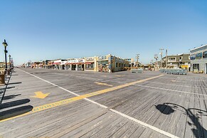 <1 Mi to Boardwalk & Beach Access: Ocean City Apt!