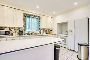 4 Mi to Nyc, Shared Yard: Englewood Apartment!