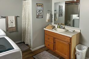 < 1 Mi to Lambeau Field: Green Bay Home w/ Grill!
