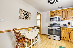 < 1 Mi to Lambeau Field: Green Bay Home w/ Grill!