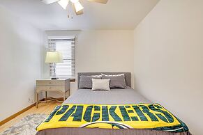 < 1 Mi to Lambeau Field: Green Bay Home w/ Grill!