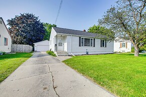 < 1 Mi to Lambeau Field: Green Bay Home w/ Grill!