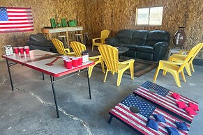 < 1 Mi to Lambeau Field: Green Bay Home w/ Grill!