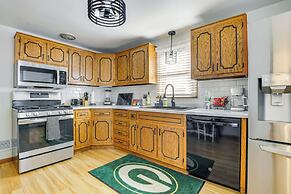 < 1 Mi to Lambeau Field: Green Bay Home w/ Grill!