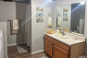 < 1 Mi to Lambeau Field: Green Bay Home w/ Grill!