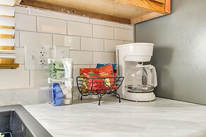 < 1 Mi to Lambeau Field: Green Bay Home w/ Grill!