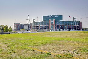 < 1 Mi to Lambeau Field: Green Bay Home w/ Grill!