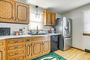 < 1 Mi to Lambeau Field: Green Bay Home w/ Grill!