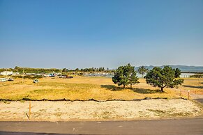 Beautiful Water Views: Coastal Oregon Townhome!