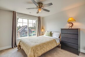 Beautiful Water Views: Coastal Oregon Townhome!