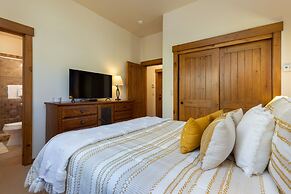 43 Thackwell 3 Bedroom Condo