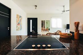 Seabreeze Retreat Stylish Blue Bay Residence