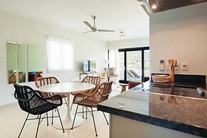 Seabreeze Retreat Stylish Blue Bay Residence