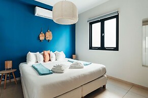 Seabreeze Retreat Stylish Blue Bay Residence