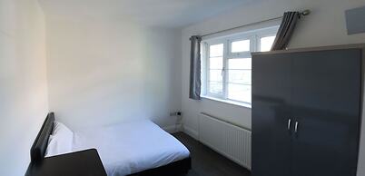 Limehouse En-suite With Garden View