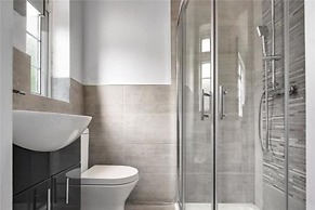 Limehouse En-suite With Garden View