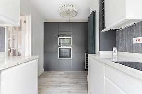 Spacious 1 bed Apartment With Parking & Balcony!