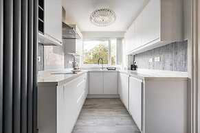 Spacious 1 bed Apartment With Parking & Balcony!