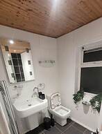 Warrington - House - Sleeps 10 - Parking - Garden