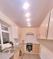 Warrington - House - Sleeps 10 - Parking - Garden