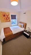 Warrington - House - Sleeps 10 - Parking - Garden