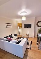 Warrington - House - Sleeps 10 - Parking - Garden