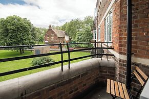 Stylish 2BD Flat with Balcony Near Stepney Green