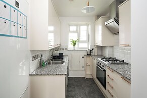 Stylish 2BD Flat with Balcony Near Stepney Green