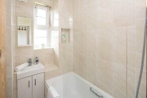 Stylish 2BD Flat with Balcony Near Stepney Green