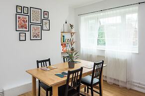 Stylish 2BD Flat with Balcony Near Stepney Green