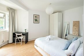 Stylish 2BD Flat with Balcony Near Stepney Green