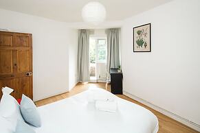 Stylish 2BD Flat with Balcony Near Stepney Green