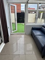 Cozy Manchester House - Stay With Host Onsite