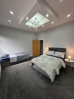 Cozy Manchester House - Stay With Host Onsite