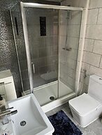 Cozy Manchester House - Stay With Host Onsite
