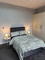 Cozy Manchester House - Stay With Host Onsite