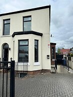 Cozy Manchester House - Stay With Host Onsite