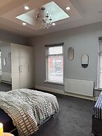Cozy Manchester House - Stay With Host Onsite