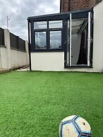 Cozy Manchester House - Stay With Host Onsite