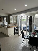 Cozy Manchester House - Stay With Host Onsite